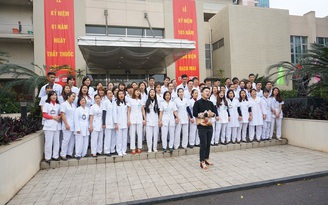 Ca sĩ Tùng Dương hát tri ân các y bác sĩ