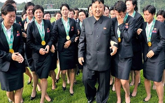 Chùm ảnh Kim Jong-un trong vòng vây của người đẹp Triều Tiên