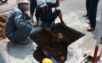 'Hố tử thần' xuất hiện giữa trung tâm thành phố, giao thông ùn tắc