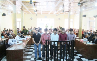Đưa dao cho em phòng thân, anh ruột lãnh án