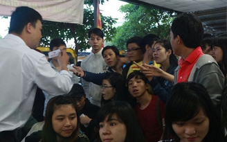 Vật vã trắng đêm chờ mua vé xe tết