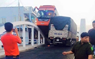 Xe Phương Trang leo thành cầu, hàng chục hành khách hốt hoảng