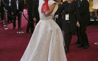 Oscar 2015: Lady Gaga bị chê vì mang 'găng tay rửa chén'
