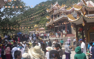 Núi Bà Đen thu hút hàng trăm ngàn khách hành hương