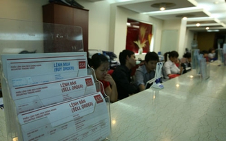 Hai sàn giảm sâu, thanh khoản ở mức 2.400 tỉ đồng