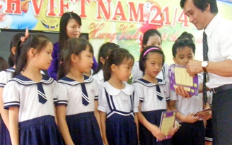 ĐH Huế tặng 115 đầu sách cho học sinh