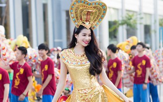 Á hậu Phạm Hương làm nóng Carnaval đường phố Quảng Bình