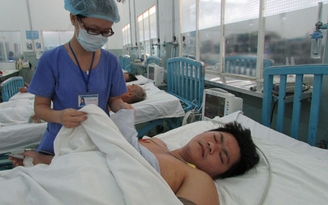 Bị dao đâm thủng tim trong lúc gọt xoài