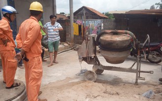 Máy trộn bê tông nhiễm điện, 1 người chết, 2 người bị thương