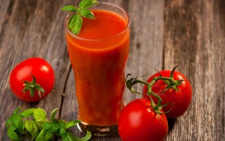 Giảm triệu chứng mãn kinh nhờ nước ép cà chua