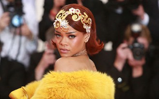 Rihanna là ca sĩ đầu tiên trong lịch sử cán mốc 100 triệu đĩa nhạc
