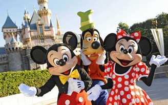 Nhân viên Disneyland ở Mỹ hướng dẫn khách bằng hai ngón tay
