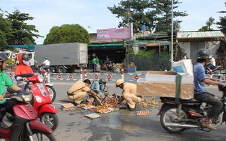 Cảnh sát giao thông lượm trứng gà giúp dân