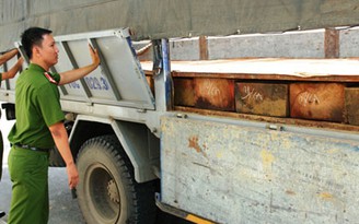 Chế đáy thùng xe tải thành 2 lớp để chở gỗ lậu