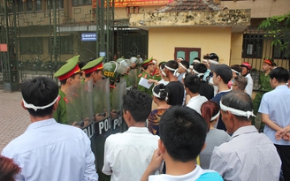 Người nhà bị hại làm loạn tòa án vì cho rằng HĐXX bỏ lọt tội phạm