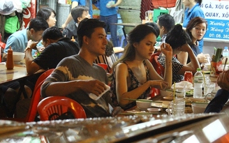 Bắt gặp Hiếu Nguyễn bí mật đưa Hương Giang Idol đi ăn khuya