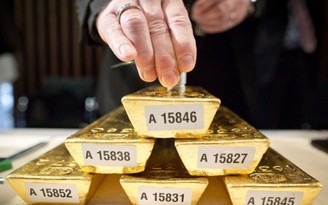 Đồng USD tăng kéo giá vàng tiếp tục giảm