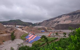 Bục nước hầm lò: Đất đá vùi lấp 12 công nhân đang làm việc