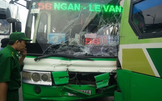 Xe buýt đâm nhau trên cầu, xa lộ Hà Nội ùn tắc nghiêm trọng