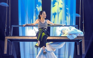 Lệ Quyên lơ lửng trên không hát 'Tình khúc không tên'