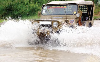 Du ngoạn trên jeep cổ