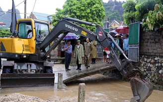 Mưa to ở Quảng Ninh, một người bị nước cuốn mất tích