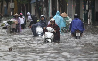 Trung tâm TP Hải Phòng chìm trong biển nước vì mưa lớn