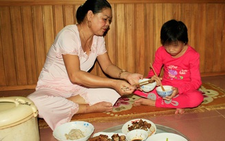 Bé gái bị đánh, nhốt trong chùa: ‘Sư thầy đạp vào đầu con’