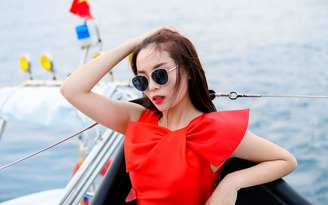 Hoa hậu Kỳ Duyên khoe dáng trên du thuyền