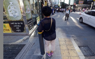 Xót xa chuyện cụ già 'đứng đường' ở Hàn Quốc