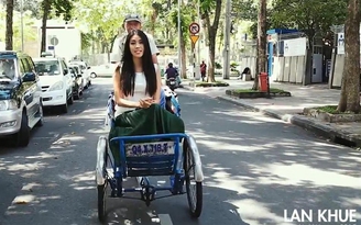 Lan Khuê ngồi xích lô trong clip giới thiệu tại Miss World 2015