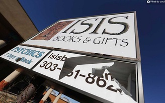 Cửa hàng sách bị phá vì trùng tên với IS