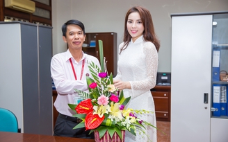 Hoa hậu Kỳ Duyên tặng hoa thầy cô nhân ngày 20.11