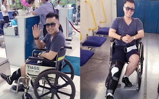 Akira Phan đi diễn bằng xe lăn