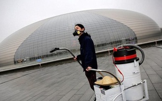 Người đàn ông hút bụi ở Bắc Kinh làm gạch xây nhà