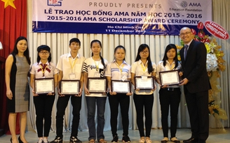 Trao hơn 100 suất học bổng cho sinh viên sư phạm