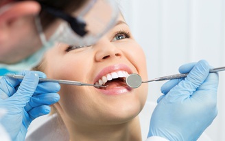 Bọc răng sứ lợi hại ra sao?