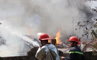 Cháy rụi công ty gỗ 100% vốn Trung Quốc đặt tại Bình Dương