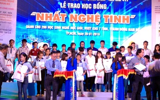 Trao 200 suất học bổng 'Nhất nghệ tinh' trị giá 1 tỉ đồng