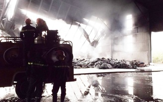 Cháy kho chứa bao bì tái chế của nhà máy xử lý rác