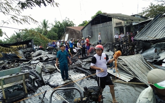 5 nhà dân tan hoang vì vụ cháy