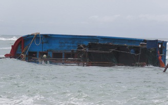 Nhiều tàu cá mắc cạn ở cửa biển Đà Diễn, 1 tàu bị sóng đánh chìm