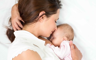 Trẻ bú mẹ giảm nguy cơ bệnh gan
