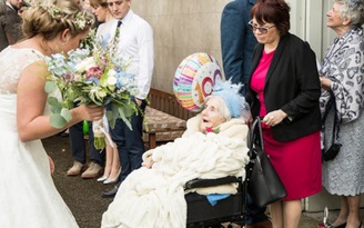 Cụ bà làm phụ dâu nhân sinh nhật 100 tuổi