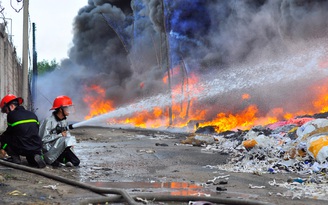 Cháy dữ dội ở Biên Hòa, hàng ngàn mét vuông kho xưởng bị thiêu rụi