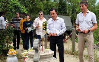 Đoàn Đại sứ chinh phục Sơn Đoòng viếng mộ Đại tướng Võ Nguyên Giáp