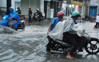 Sài Gòn vừa mưa lớn: Nhiều đường vội ngập nước làm xe chết máy