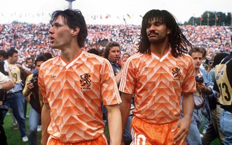 Chuyện lạ trong lịch sử Euro: Gullit - Van Basten lên ngôi nhờ được... 'sờ bi' !