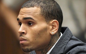 Chris Brown bị kiện vì lấy cắp mũ người hâm mộ