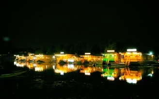 Đêm yên bình đáng nhớ trên nhà thuyền ở Srinagar